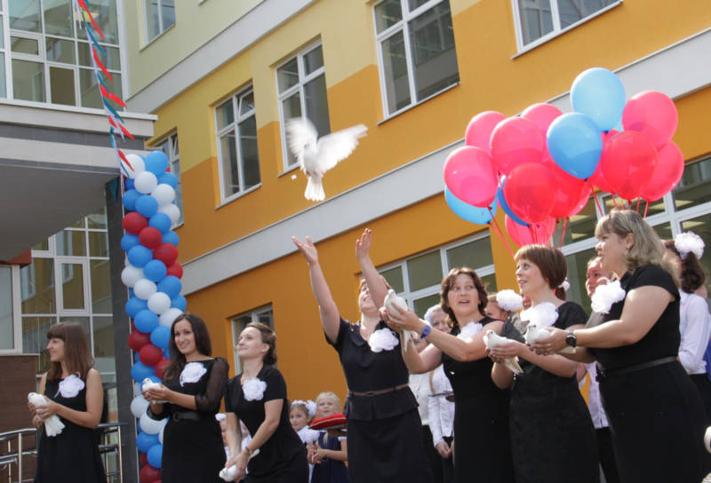 Во время церемонии открытия школы № 19 в небо взлетели голуби.