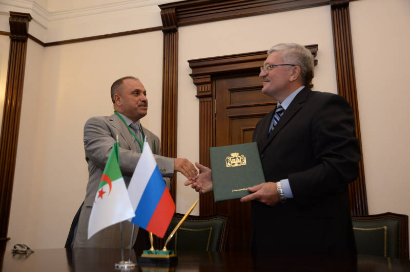 Подписанное соглашение между Екатеринбургом и Аннабой скреплено дружеским рукопожатием. Фото: Антон БУЦЕНКО.
