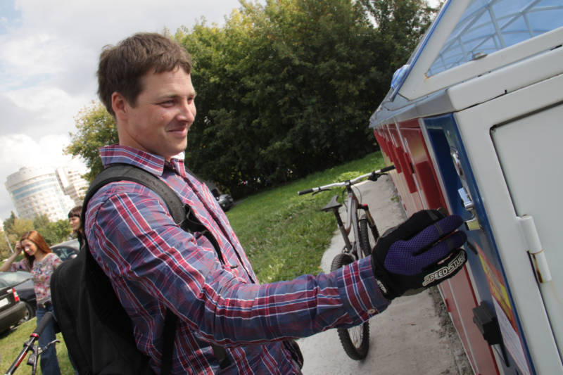 Парковку тестирует велолюбитель Антон КРУГЛОВ. Фото: Екатерина ТИТОВА.