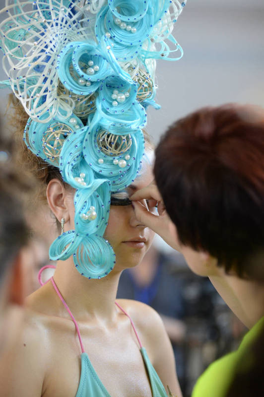 Мастер Наталья КОВТУН делает модели Диане КАЩЕНКО свадебную причёску. Фото: Антон БУЦЕНКО.