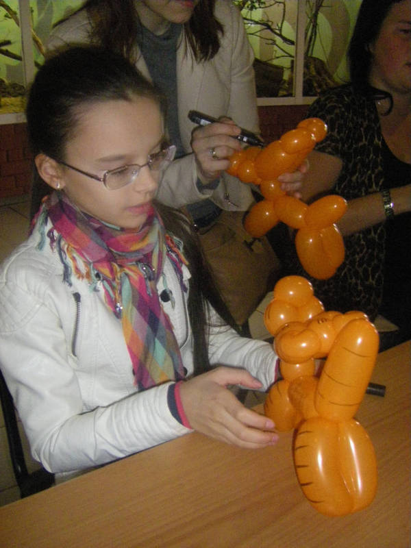 Гостья праздника, 11-летняя Арина ИВАНОВА унесла домой собственного &laquo;тигра&raquo;, сделанного из воздушных шаров.