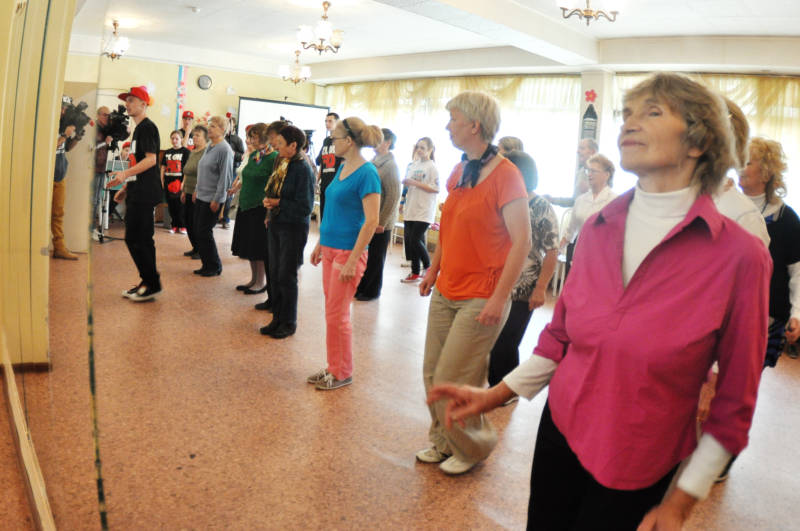 Пенсионеры с энтузиазмом осваивали молодёжные танцы. Фото: Наталья ЖИГАРЕВА.