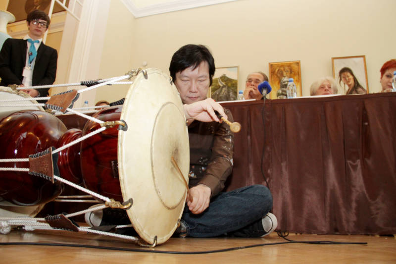 Ун Сик КИМ продемонстрировал игру на корейском барабане чангу. Фото: Екатерина ТИТОВА.