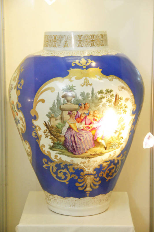 Выставка в ЕМИИ &mdash; премьера для отреставрированной вазы из Мейсена (1720&mdash;30-е гг.) .Фото: Екатерина ТИТОВА.