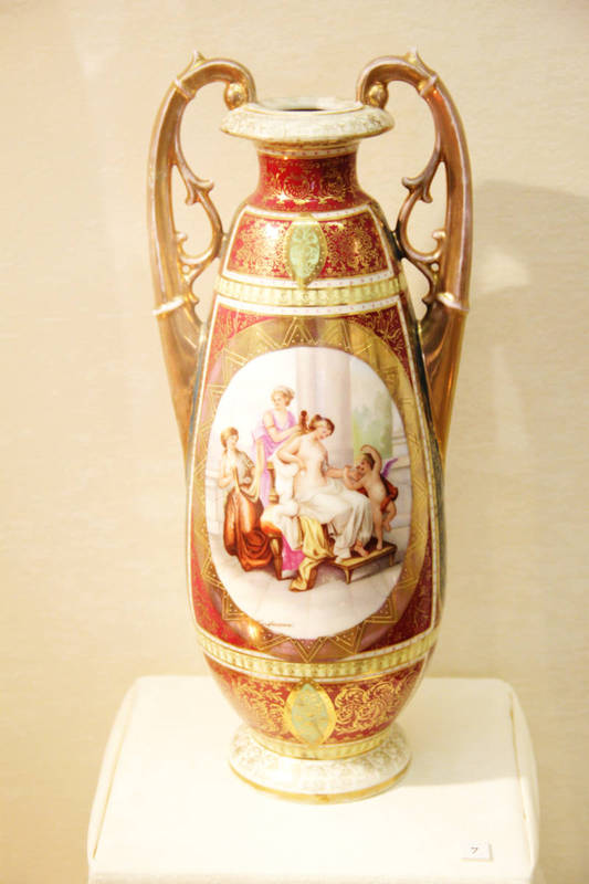 А эта ваза из Вены пленяет сочетанием цветов. Фото: Екатерина ТИТОВА.