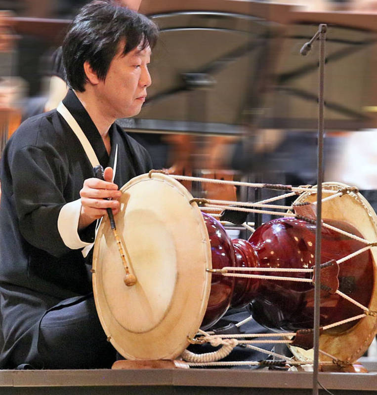 Ун Сик КИМ (Корея) солировал на чангу &mdash; традиционном барабане. Фото: пресс-служба СГАФ.