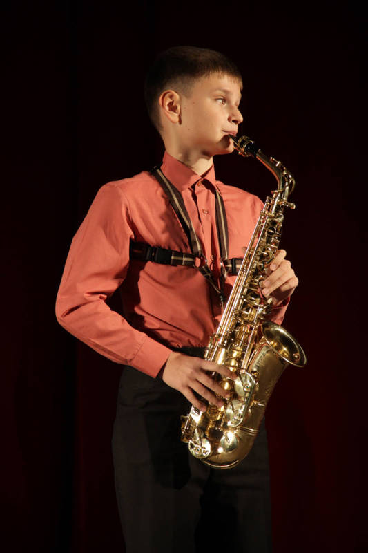 Даниил МАКАРЕНКО учится играть на саксофоне в Детской хоровой школе № 2. Фото: Екатерина ТИТОВА.