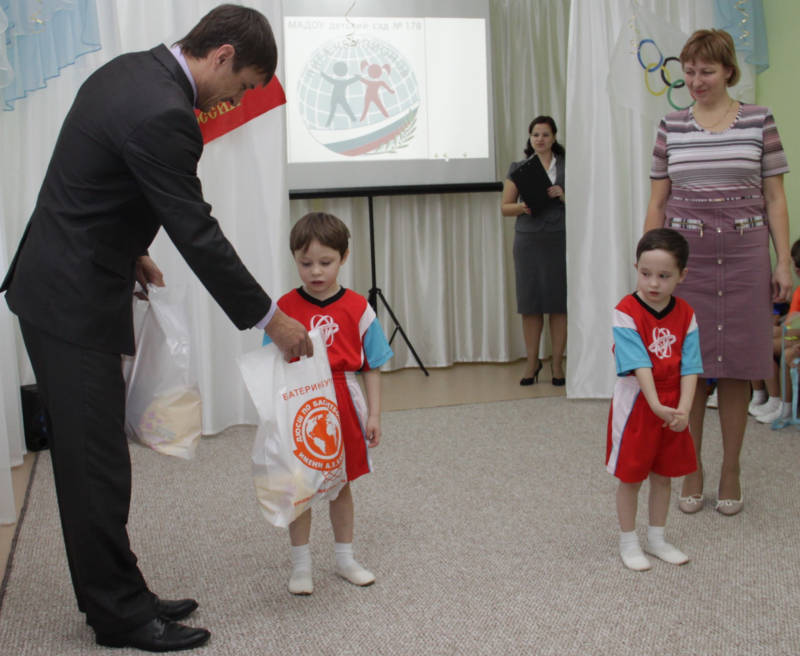 Дошколята получают баскетбольные мячи от школы им. Канделя. Фото: Екатерина ТИТОВА.