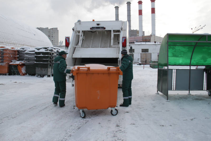 Демонстрация загрузки содержимого евроконтейнера в новый мусоровоз. Фото: Екатерина ТИТОВА.