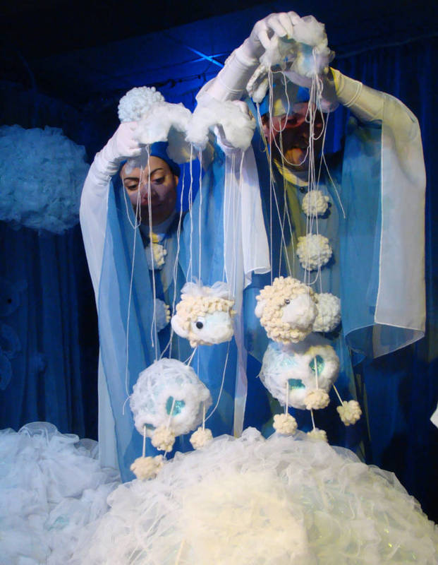 Облачные люди действуют в &laquo;Сказках Небесной Коровы&raquo;. Фото: Театр кукол.