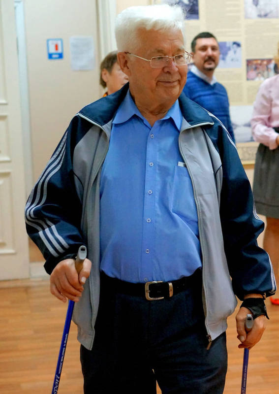 78-летний Борис ВОЛКОВ записался на скандинавскую ходьбу по совету сразу двух врачей. Фото: Надежда БАЯНДИНА.