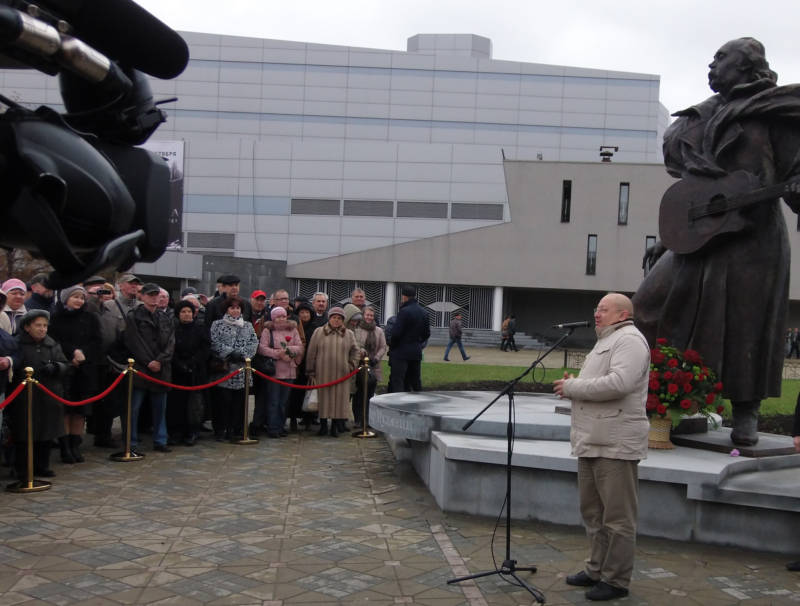 Александр ПАНТЫКИН поздравил горожан с открытием памятного монумента. Фото: Анна КОСНЫРЕВА.