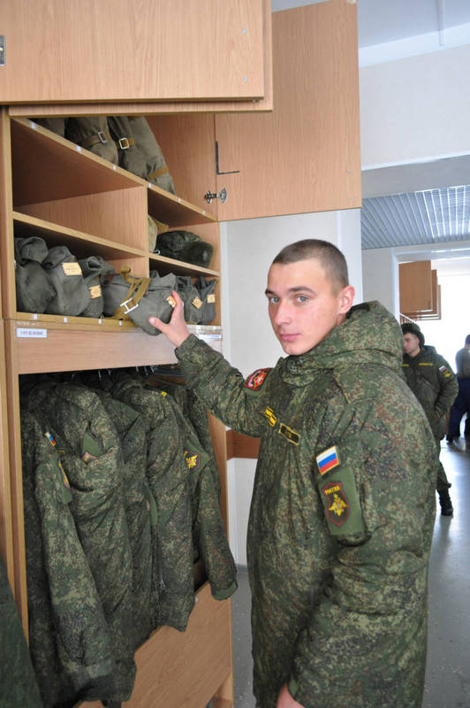 Рядовой Виталий СТЕЧ хорошо знаком с армейским бытом. Фото: Елена ПОДКОРЫТОВА.