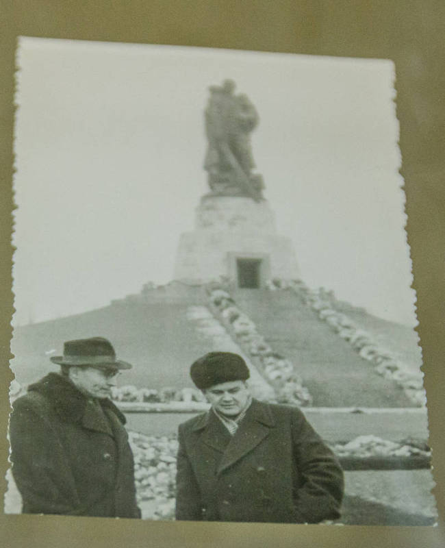 Вадим Очеретин (справа) в берлинском Трептов-парке. Фото: Алина ШЕШЕНЯ.