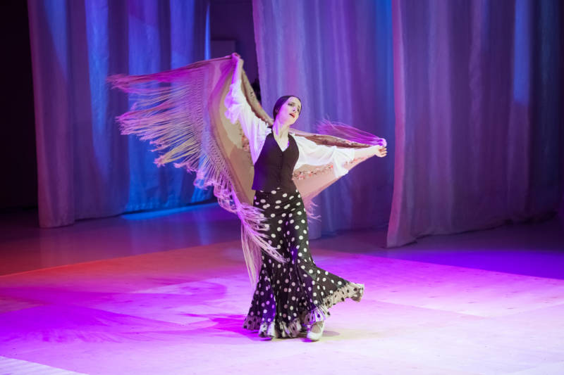 Ирина КОМАЛОВА исполнила на конкурсе танец бамберас с мантоном. Фото: предоставлено студией.