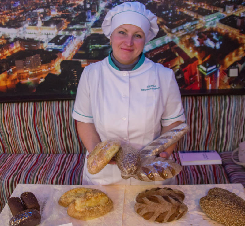 Екатерина НИКОЛАЕВА успешно усовершенствовала рецепт хлеба. Фото: Алина ШЕШЕНЯ.