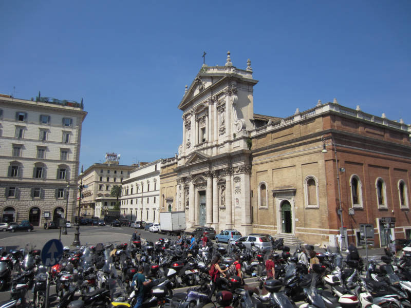 &laquo;Парковка&raquo; мотоциклов в Риме. Фото: предоставлено галереей &laquo;Сити&raquo;.