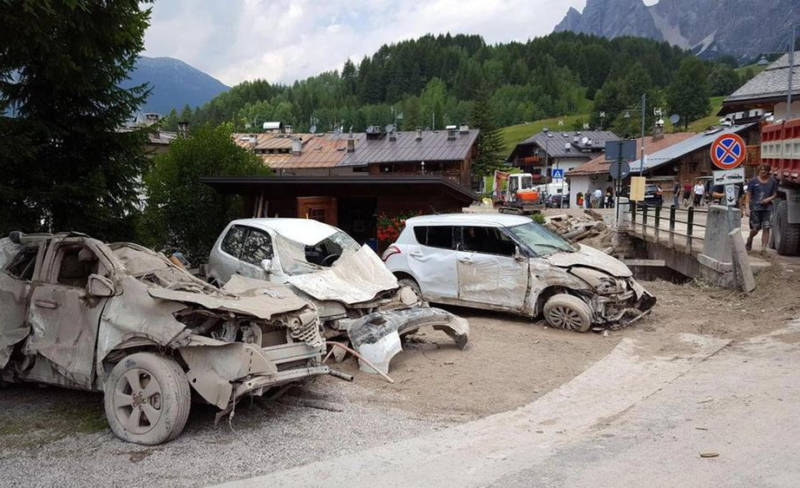 Грязевым потоком были повреждены многочисленные автомобили. Фото: La Repubblica.