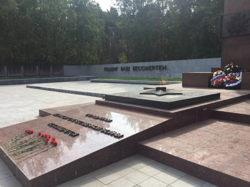 У подножия Широкореченского мемориала всегда цветы и венки. Фото: предоставлено информационно-аналитическим департаментом.