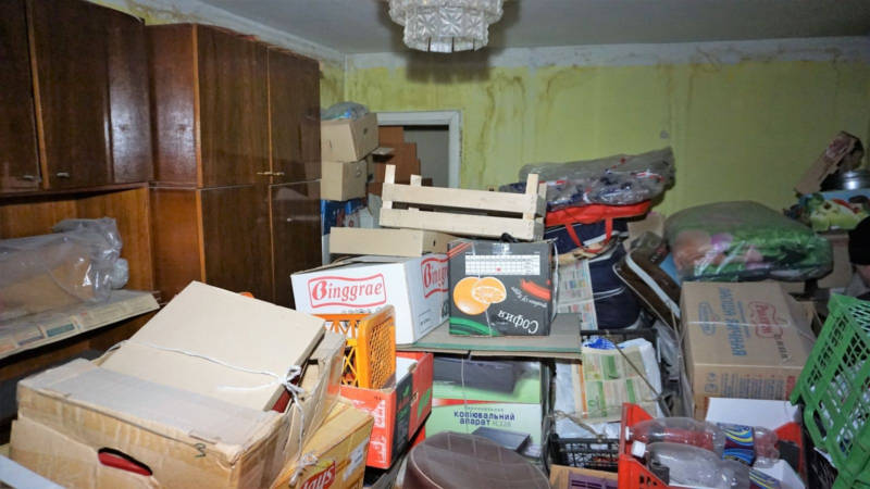 Основу квартирного хлама составляют обычные бытовые предметы, сваленные в коробки. Фото: Екатеринбург Онлайн.