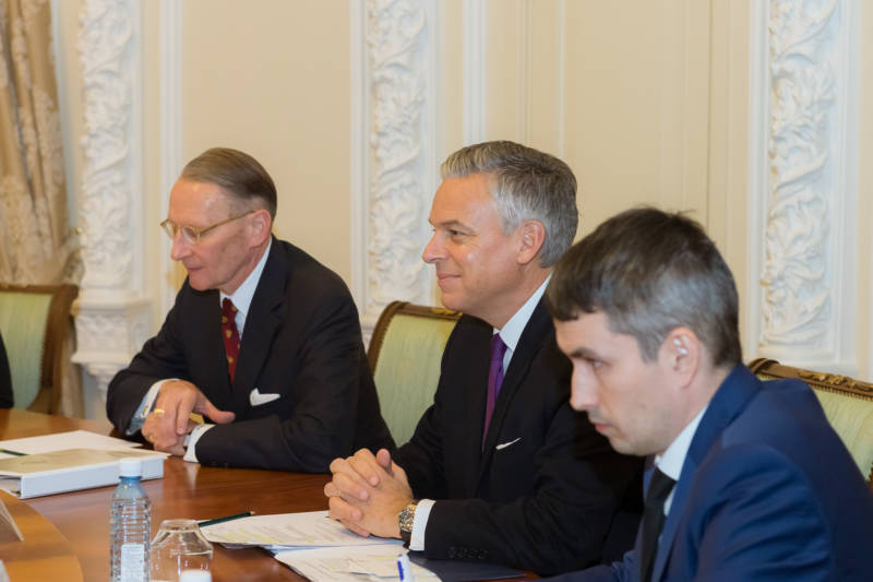 Евгений Куйвашев провёл встречу с Послом США в России Джоном Хантсманом