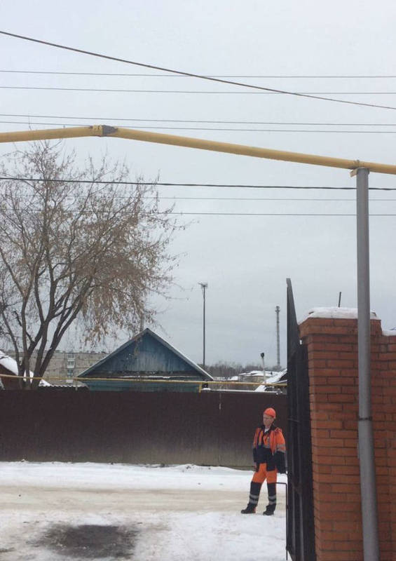 Водитель повредил газопровод, когда заезжал во двор для загрузки металлолома. Фото: &laquo;Екатеринбурггаз&raquo;.