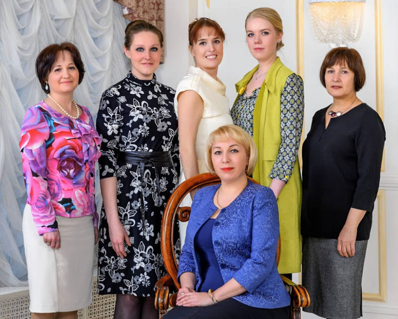 Наталья ХРАМОВА (в центре) и её коллеги. Фото: Отдел ЗАГС Октябрьского района.