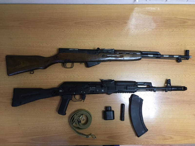 В посылке лежали винтовка и автомат Калашникова. Фото: Почта России.