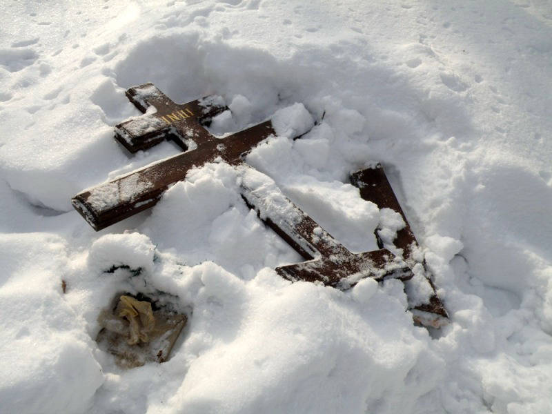 Кресты были повалены и втоптаны в снег. Фото: Валерий ГОРЕЛЫХ.