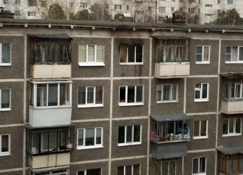 Пожар вспыхнул в квартире на пятом этаже. Фото: Екатеринбург Онлайн.