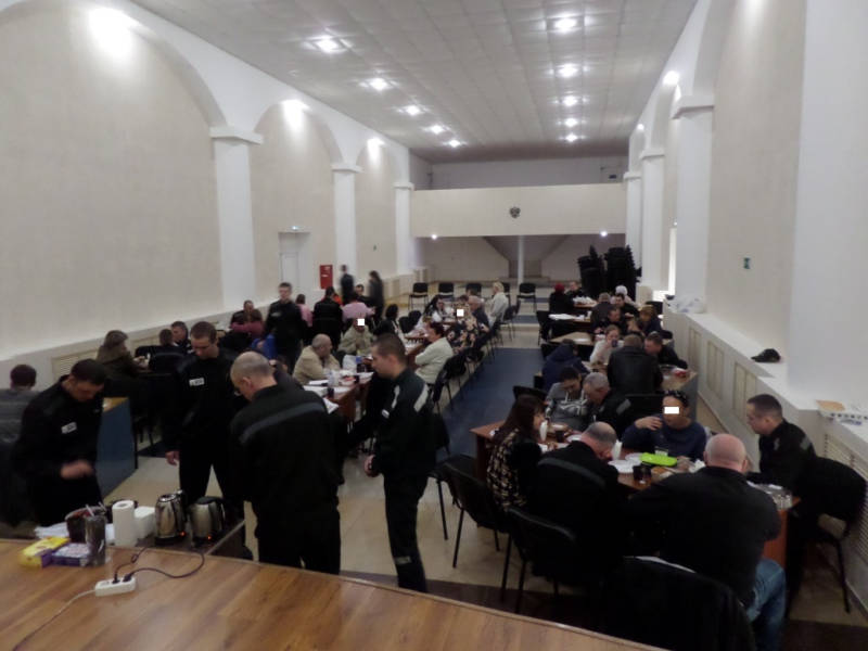Для посетителей и осуждённых было организовано праздничное чаепитие. Фото: пресс-служба ГУФСИН России по СО.