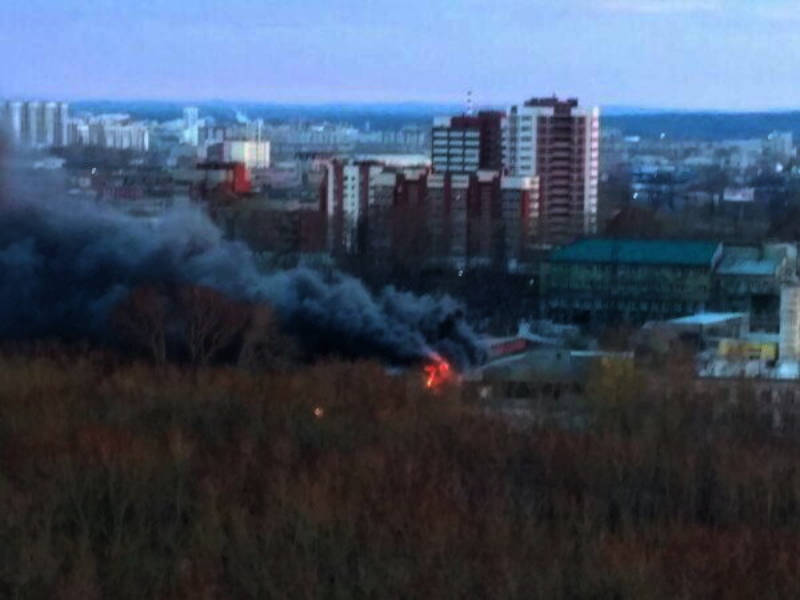 Дым пожара распространился по всему микрорайону. Фото: Инцидент Екатеринбург.
