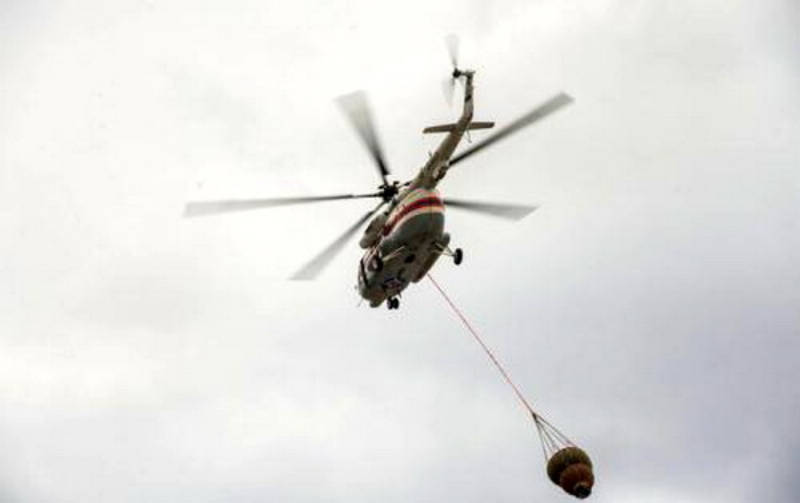 На подмогу местным силам из Екатеринбурга был отправлен вертолет Ми-8. Фото: пресс-служба ГУ МЧС России по СО.