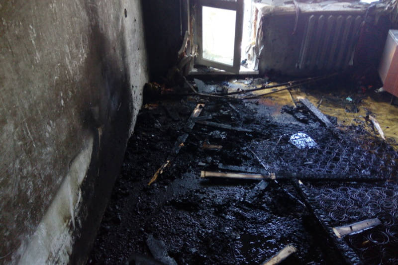 Сгорел диван, а также домашнее имущество. Фото: пресс-служба ГУ МЧС России по СО.