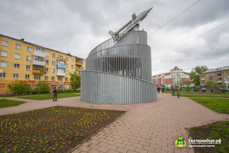 В центре сквера на постаменте установлен макет ракеты 3М8. Фото: Екатеринбург.рф.
