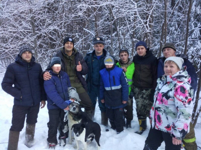 В зимнем лесу в морозы ребят согревали собаки. Фото: пресс-служба ГУ МЧС по Свердловской области.