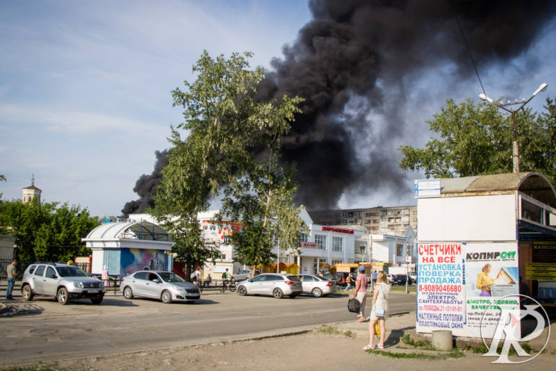 Чёрный дым от пожара был виден далеко в окрестностях. Фото: Каменский рабочий.