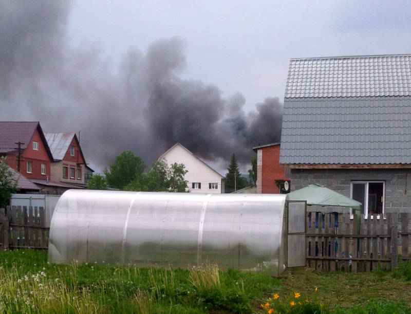Пожар произошёл на территории садового товарищества. Фото: Инцидент Нижний Тагил.