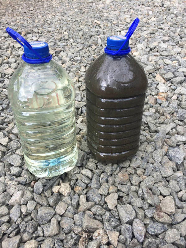 Слева фильтрат из геотубы, справа - донные отложения из Здохни. Фото: МУП "Водокнал".