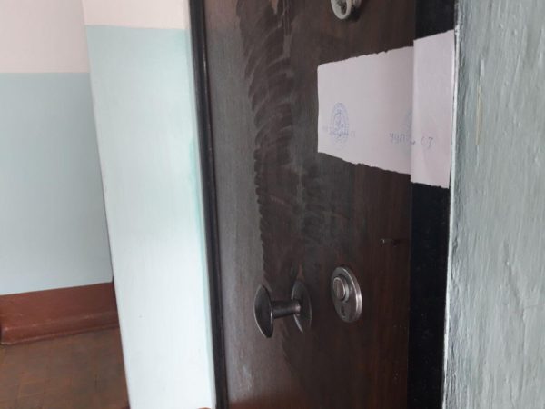 Дверь в квартиру, где нашли пенсионеров, опечатан. Фото: Александр СУДАРЕВ, &laquo;Вечерний Краснотурьинск&raquo;.