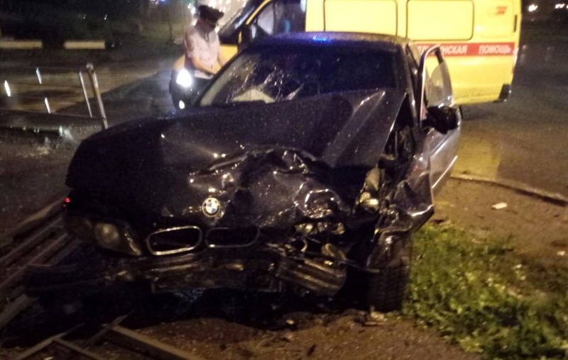 Автомобиль BMW получил серьёзные повреждения. Фото: Екатерина ЕРМОХИНА. Инцидент Нижний Тагил.