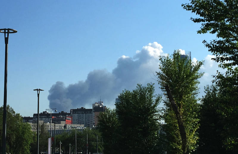 Дым видно даже из центра города. Фото: Станислав БЕССОНОВ.