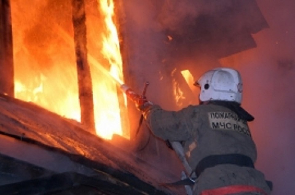 В Екатеринбурге пожарные спасли трёх человек, в том числе ребёнка