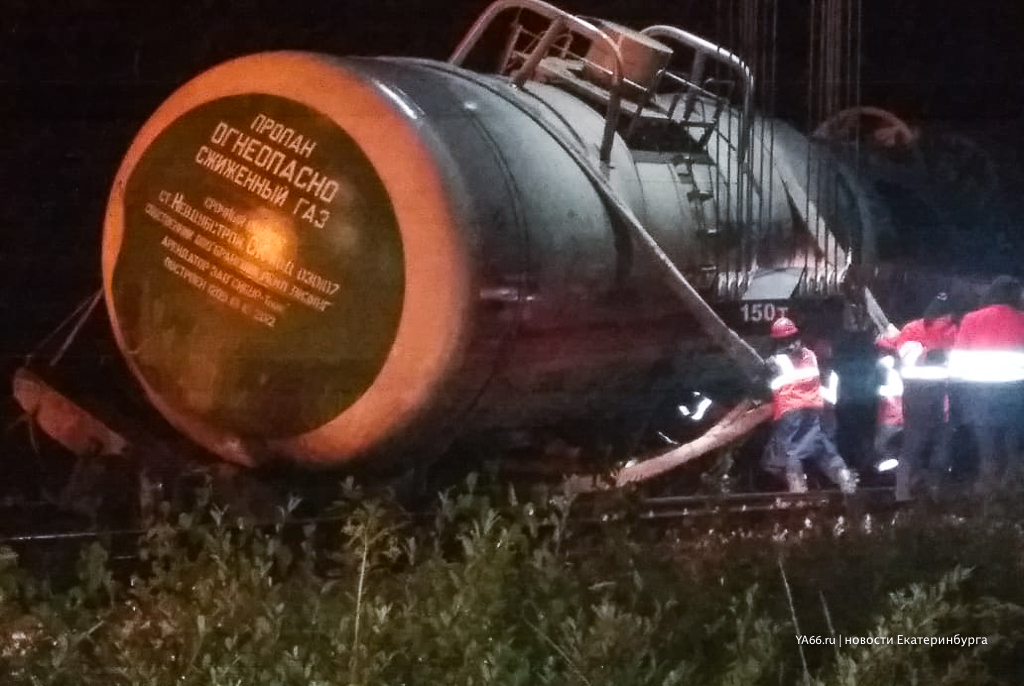 Спасатели Первоуральска приняли участие в ликвидации схода вагонов грузового поезд