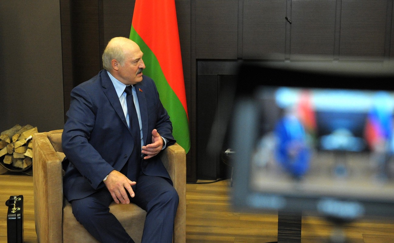 Лукашенко раскрыл содержимое взятого на встречу с Путиным чемодана