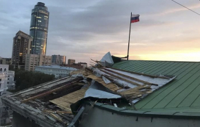 Ураганный ветер повредил крышу корпуса УрФУ в Екатеринбурге
